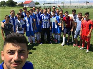 Vì trọn nghĩa tình anh em, cả đội bóng chấp nhận thua ba trắng