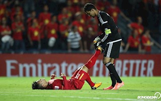 ẢNH: Bị U23 UAE chăm sóc, Quang Hải liên tục nằm sân