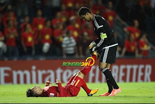 Xót xa với hình ảnh Quang Hải nằm gục trên sân