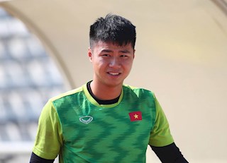 Thủ môn U23 Việt Nam cũng phải chôn chân trước cú phá bóng như dứt điểm của đồng đội