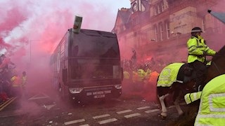 Hội hooligan của Liverpool bày mưu tấn công xe bus MU