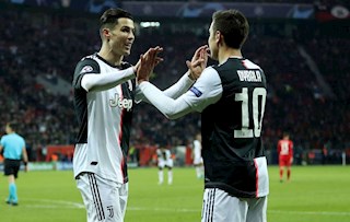 Sarri phủ nhận chuyện Ronaldo và Dybala bài xích lẫn nhau