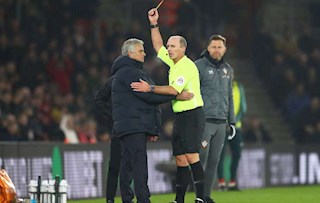 Thua trận cay cú, Mourinho ăn thêm thẻ vàng vì… thô lỗ với một thằng ngu!