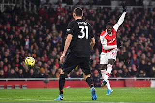 Phá lưới MU, Nicolas Pepe chỉ xếp sau Lionel Messi ở khoản này?
