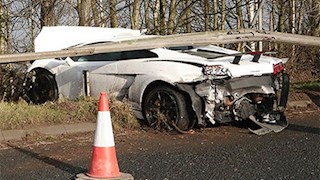 Sao MU bị tai nạn xe hơi, đầu xe Lamborghini vỡ vụn