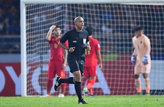 Hi hữu: CĐV Thái Lan tấn công trang cá nhân vị trọng tài từng giúp họ cầm hòa Việt Nam