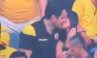 CĐV bóng đá nhọ nhất 2020: Bị camera bắt gặp cảnh hôn gái lạ trên khán đài