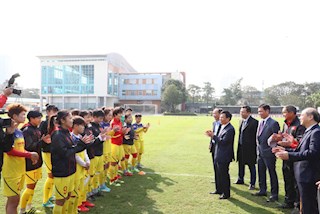 Bộ trưởng Nguyễn Ngọc Thiện thăm hỏi ĐT nữ Việt Nam trước giờ lên đường sang Hàn Quốc