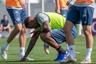 Bayern Munich nổ biến: Muller knock-out Boateng… văng cả lens mắt