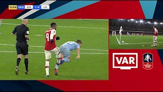 Bỏ bóng đá người, sao Arsenal vẫn bình an vô sự… chấp cả VAR