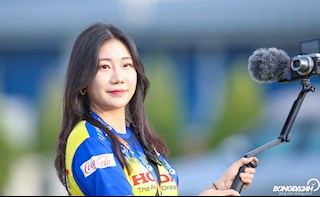 ẢNH: Nữ phóng viên xinh đẹp Hàn Quốc làm náo động sân tập U23 Việt Nam