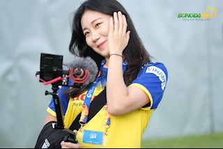 VIDEO: Phóng viên cực xinh người Hàn thu hút mọi ánh nhìn