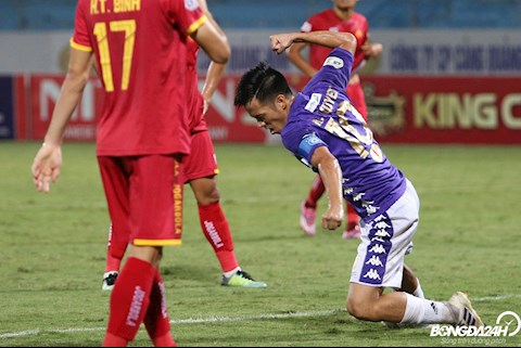 ẢNH: Gỡ hòa cho CLB Hà Nội, Văn Quyết đấm xuống sân xả giận