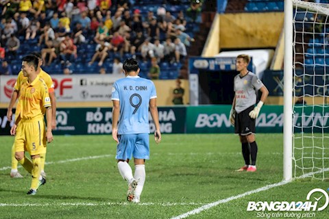 ẢNH: Có kiểu tóc mới, Hà Đức Chinh vẫn không thể giúp Đà Nẵng thoát cuộc đua trụ hạng