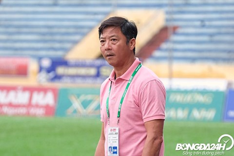 Tụt xuống nhóm đua trụ hạng, HLV Huỳnh Đức đổ cho mặt sân