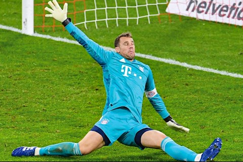 Neuer tự khiến mình thành trò cười với hành động bắt chước... Phil Jones