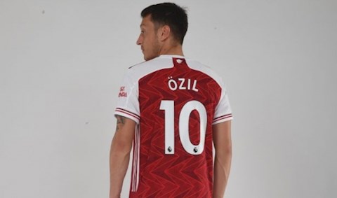 Arsenal công bố số áo mùa giải 2020/21: Ozil có bị tước áo số 10?