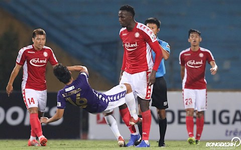 Phản ứng bất ngờ của Diakite sau khi va chạm với Thành Chung