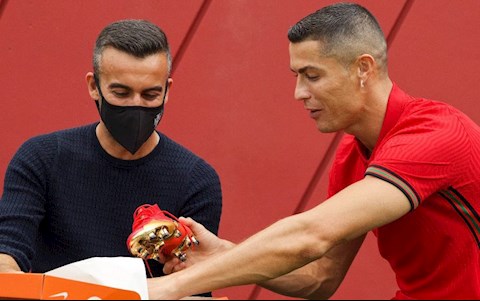Cristiano Ronaldo cho ra mắt đôi giày cực kỳ đặc biệt