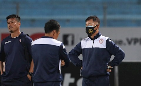 Thua đau Hà Nội FC, HLV Chung Hae Seong họp khẩn với các trợ lý