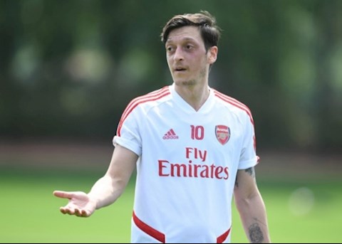 Huyền thoại Arsenal muốn chấm dứt câu chuyện liên quan tới Ozil
