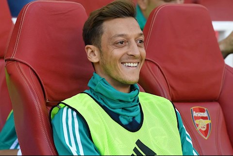 Dự bị nửa năm, Ozil vẫn nhận 8 triệu phí trung thành