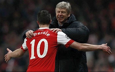 HLV Wenger tiết lộ sốc về Robin van Persie