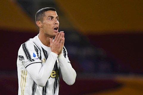 Ronaldo tự ý trở về Italia khi nhiễm COVID-19, Juventus bị sờ gáy