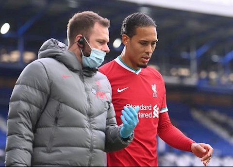 Carragher khuyên Liverpool mua một người thế chỗ Van Dijk