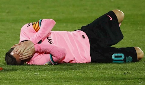 CĐV Barca tức giận khi Messi bị phạm lỗi thô bạo