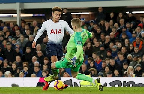 Van Dijk không phải người duy nhất bị Pickford triệt hạ?