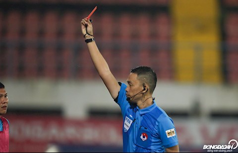 Hy hữu: Trợ lý CLB Hải Phòng nhận thẻ đỏ vì... cố liên lạc với Văn Toản