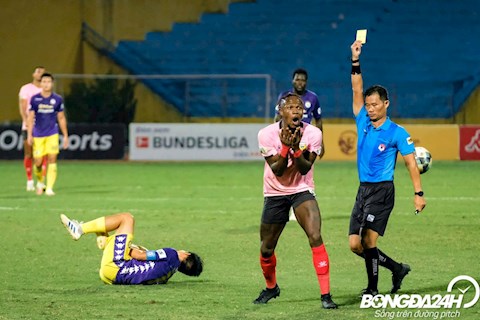 ẢNH: Ngoại binh Hà Tĩnh ‘nổi điên’ với quyết định của trọng tài