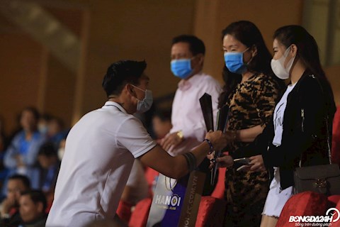 Văn Hậu cùng đồng đội tặng quà cho CĐV nữ Hà Nội FC nhân ngày 20/10