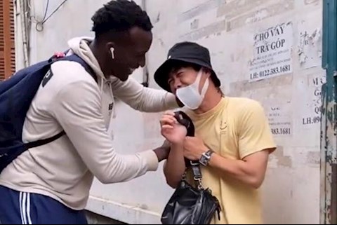 Công Phượng bị ngoại binh TP.HCM đấm không trượt phát nào