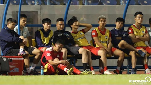 ẢNH: Tuấn Anh ôm đầu chán nản khi HAGL liên tục thủng lưới