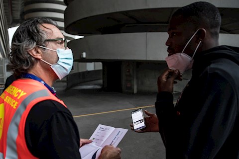 Quên giấy tờ, sao Bundesliga phải ...search Google để được vào sân