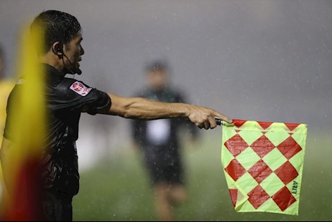 Trợ lý trọng tài biên day dứt vì sai lầm ở trận của Nam Định