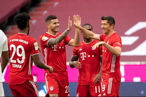 Sát thủ Lewy lập hattrick, Bayern Munich đè bẹp Frankfurt