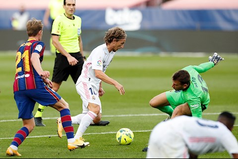 Modric ‘sỉ nhục’ thủ môn Barca với tình huống làm xiếc