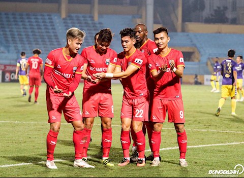 Tiến Linh ăn mừng cực chất sau khi đánh đầu tung lưới Hà Nội FC