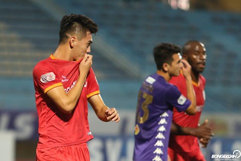 VIDEO: Tiến Linh đánh đầu đẳng cấp khiến Hà Nội ôm hận