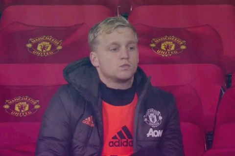 Hình ảnh đáng buồn nhất trận MU vs Chelsea: Van de Beek ngồi lặng im trên ghế dự bị