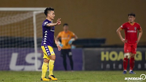 ẢNH: Thú vị dấu tay của Quang Hải sau pha vô lê cháy lưới Bình Dương