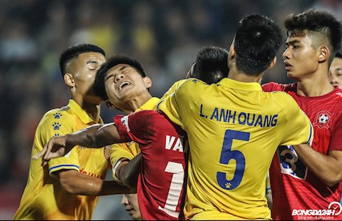 Hậu vệ Văn Hạnh tố ngược việc mình bị cầu thủ Nam Định chơi xấu