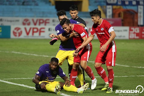 ẢNH: Quế Ngọc Hải cực gắt với ngoại binh CLB Hà Nội vì bị hất tay