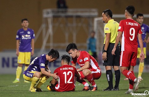 Va chạm với Tấn Tài phải rời sân sớm, Khắc Ngọc nói gì?