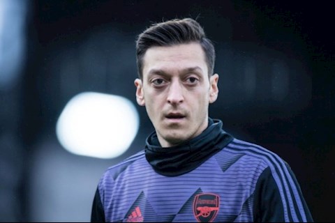 HLV Mikel Arteta: Để trở lại đội hình của Arsenal, Mesut Ozil cần phải...