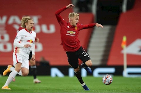 Gary Neville nói gì về màn trình diễn của Van de Beek trước RB Leipzig?
