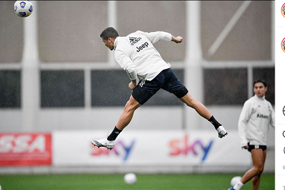 Cristiano Ronaldo tiếp tục gây sốt trước trận đấu với Napoli